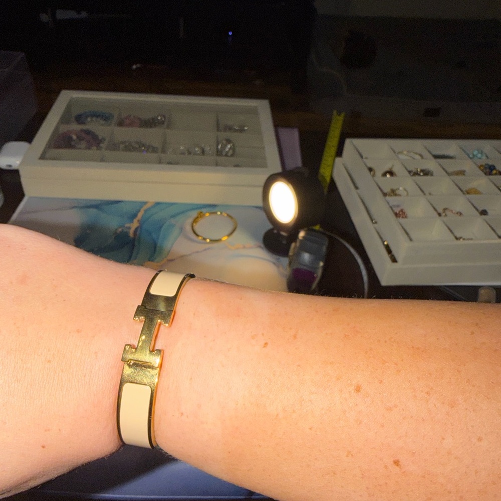 Clic H Bracelet in Cream and Gold - Picture 15 of 16